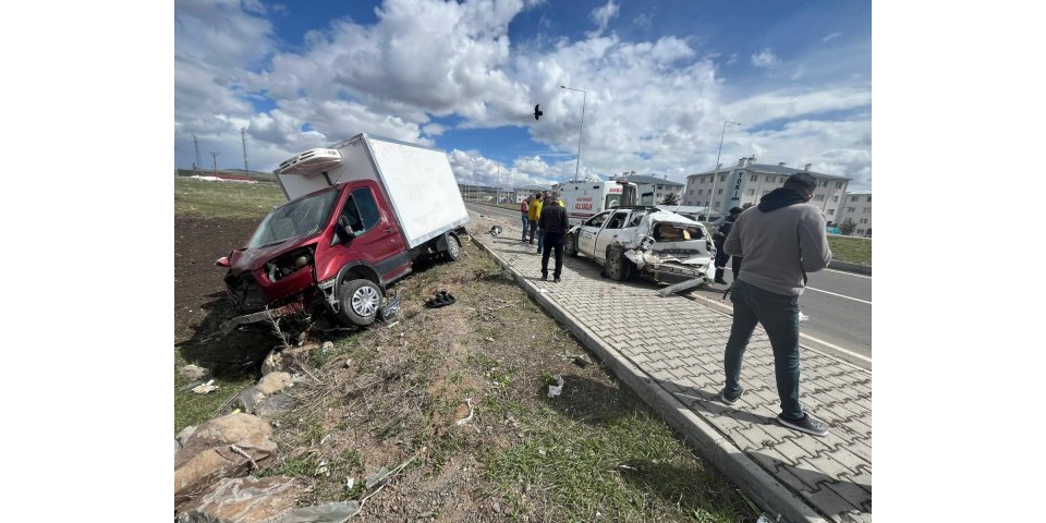 Kars’ta kamyonet ile hizmet aracı çarpıştı