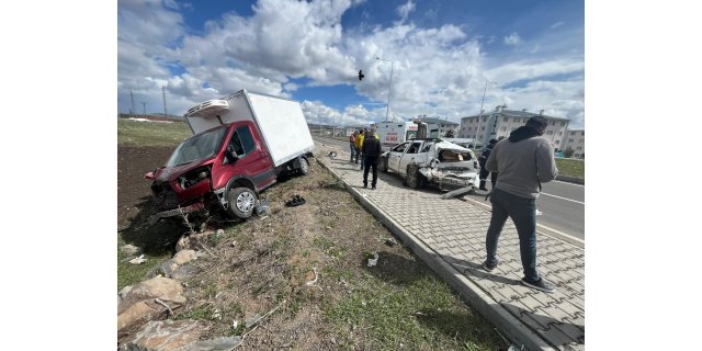 Kars’ta kamyonet ile hizmet aracı çarpıştı