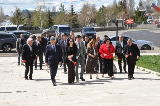 Haydar Aliyev, doğum gününde Kars'ta anıldı