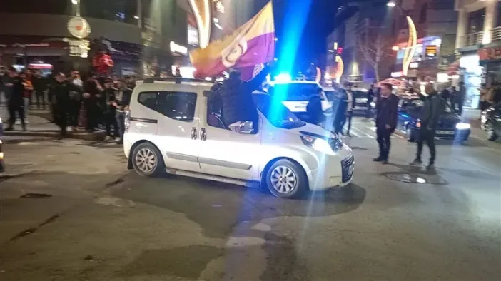 Kars’ta gece Şampiyonluk kutlaması