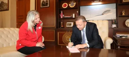 Vali Ziya Polat Kızılay'a kurban bağışında bulundu