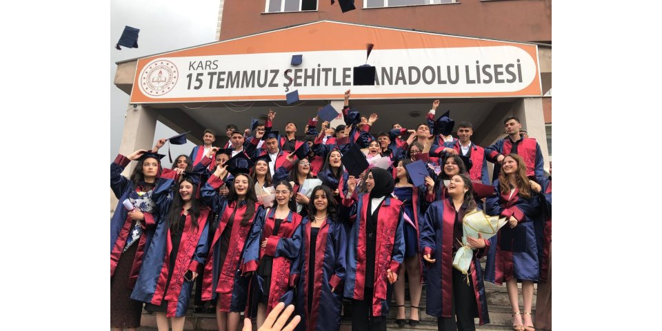 Kars’ta mezuniyet gururu: Binlerce liseli üniversite yolunda