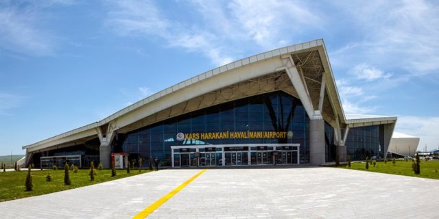 Kars Harakani Havalimanı'nda Eğitim Uçuşu Mesaisi: "Uçak İnemedi" Sanmayın!