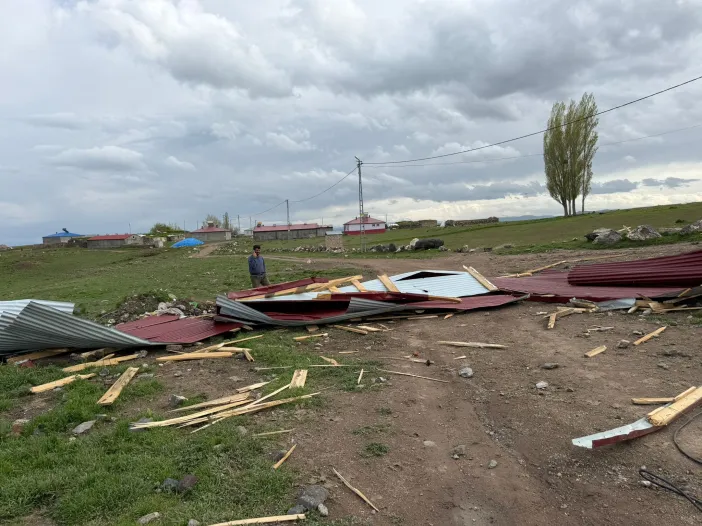 Kars'ta şiddetli rüzgar çatıları uçurdu