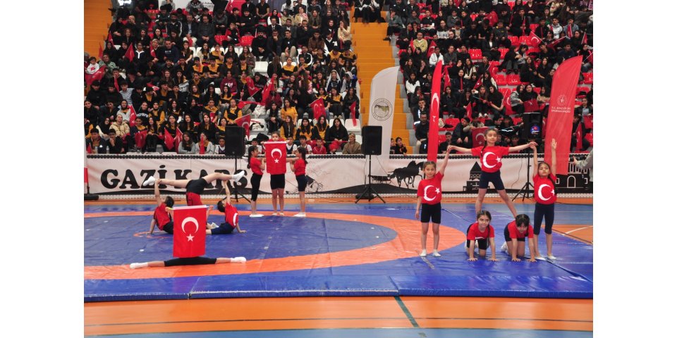 Kars’ta 19 Mayıs coşkusu spor salonuna taştı