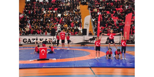 Kars’ta 19 Mayıs coşkusu spor salonuna taştı