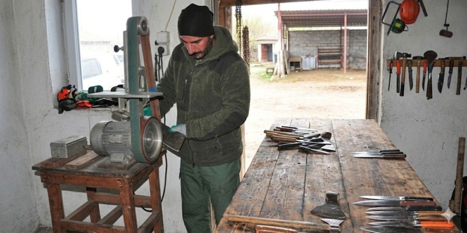 Kars'ta kurbanlıklar kadar bıçaklar da bayrama hazırlanıyor!