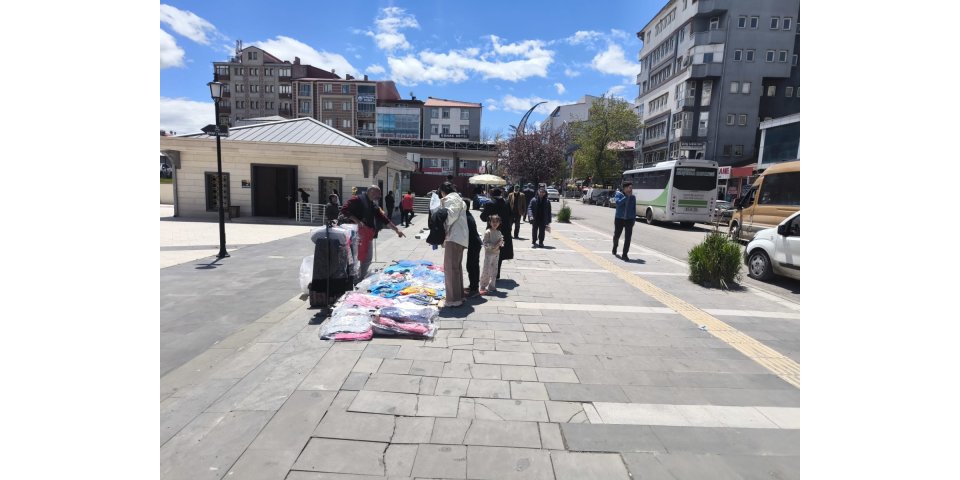 Kars’ta Bayram Pazarı Kuruldu: Faikbey Caddesi’nde Alışveriş Hareketliliği