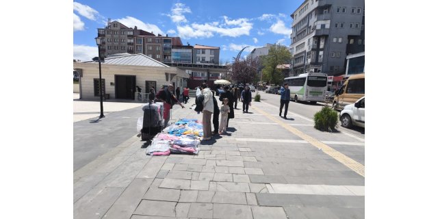 Kars’ta Bayram Pazarı Kuruldu: Faikbey Caddesi’nde Alışveriş Hareketliliği