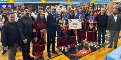 Erzurum'daki Halk Oyunları Yarışmasında Kars Ekipleri Fırtına Gibi Esti
