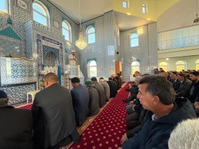 Vatandaşlar bayramda cami ve mezarlıklara akın etti