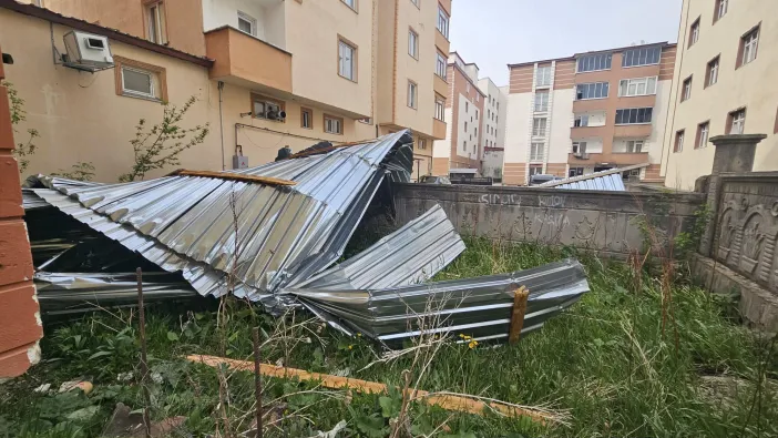 Kars’ta şiddetli rüzgâr çatı uçurdu