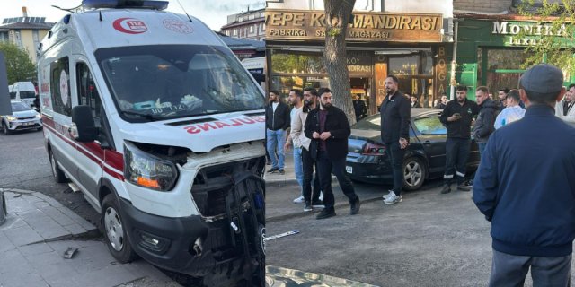 Kars'ta ambulans ile otomobil çarpıştı: 3'ü sağlık çalışanı 4 yaralı