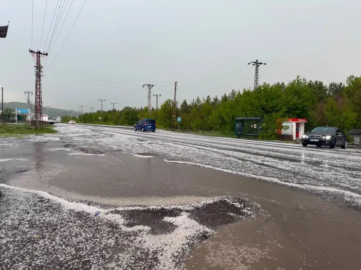 Kars’ta Dolu Yağışı Hayatı Olumsuz Etkiledi