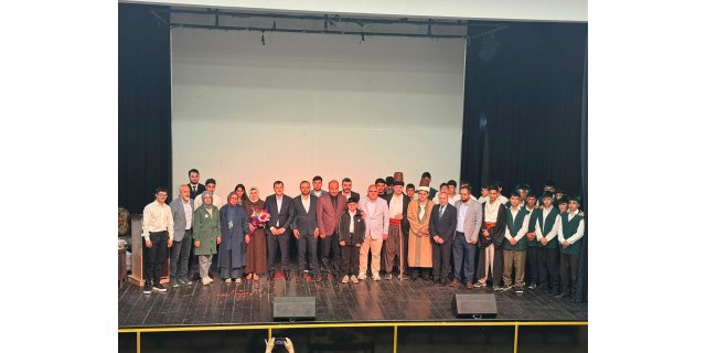 Kars’ta Öğrencilerden Ayakta Alkışlanan Tiyatro Gösterisi