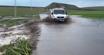Kars’ta sel, köy yolu ulaşıma kapandı, ev ve ahırlar zarar gördü