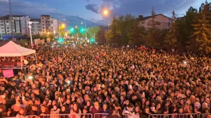 Ekin Uzunlar Kars’ta Binlerce Müzikseverle Buluştu