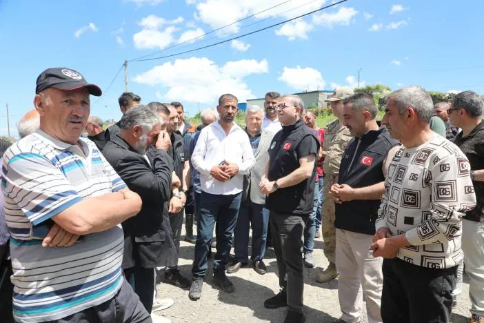 Kars Valisi Ziya Polat Mezra Köyü’nde sel sonrası incelemelerde bulundu