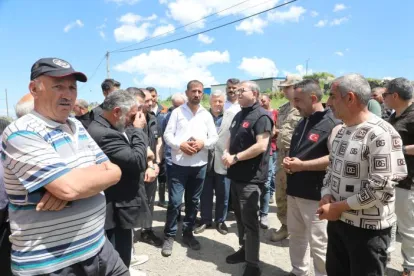 Kars Valisi Ziya Polat Mezra Köyü’nde sel sonrası incelemelerde bulundu
