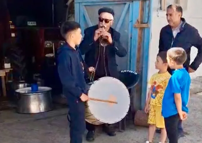 Zurnacı dede davulcu torunuyla birlikte sahne aldı