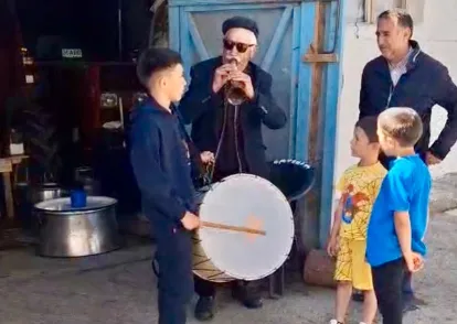 Zurnacı dede davulcu torunuyla birlikte sahne aldı