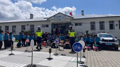 Jandarmadan köy okulu öğrencilerine trafik eğitimi