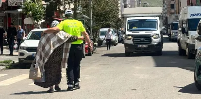 Kars'ta Trafik Polisi ve Dolmuş Şoföründen Yaşlı Kadına Şefkat Eli