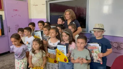İlk Karnenin Heyecanı: Minik Öğrenciler Öğretmenlerine Sarılarak Yaz Tatiline Uğurlandı