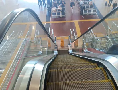 Kars Harakani Havalimanı'nda Yürüyen Merdiven Çilesi: Yolcular Mağdur!