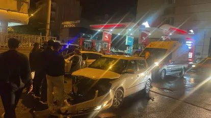 Çarpışan Otomobil Park Halindeki Kamyonete Vurdu: 1 Kişi Yaralandı