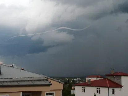 Kars Semalarında Korkutan Manzara: Dev Hortum Gökyüzünü Kapladı