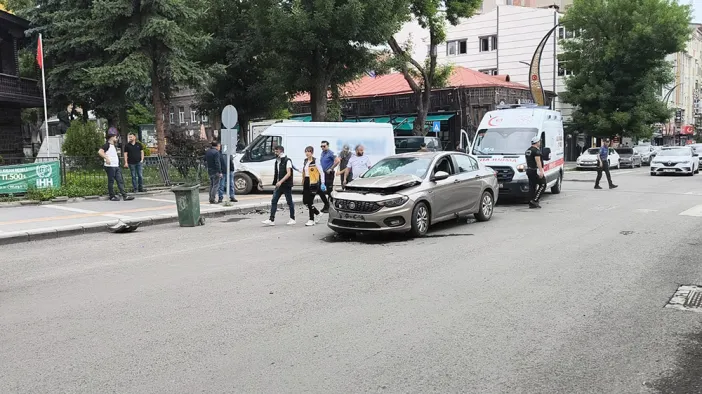 Kars’ta Tehlikeli Kavşakta Bir Kaza Daha: Minibüs Kaldırıma Savruldu, 3 Yaralı