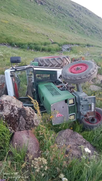 Kars'ta yayla yolunda devrilen traktörde 2 kişi yaralandı