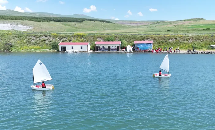 Çıldır Gölü’nde Yelkenler Vira: 32 Genç Sporcu Anadolu Ligi İçin Dümen Kırdı