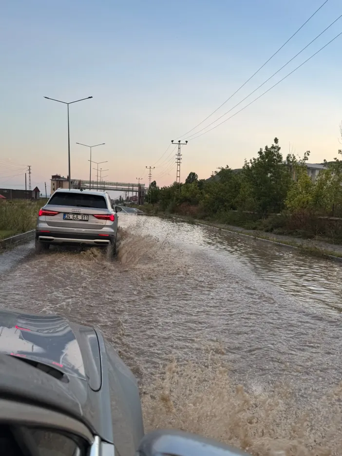 Kars'ta Kuvvetli Sağanak: Cadde ve Sokaklar Göle Döndü