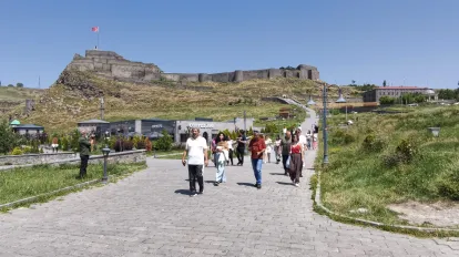 Türk ve Ermeni Gazeteciler Kars Sokaklarında...