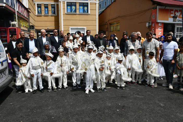 Kars’ta, ”Sarıkamış 2. Geleneksel Sünnet Şöleni “davul-zurnayla başladı.