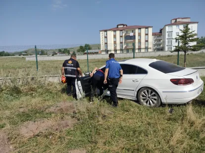 Kars'ta Kontrolden Çıkan Otomobil Duvara Çarptı