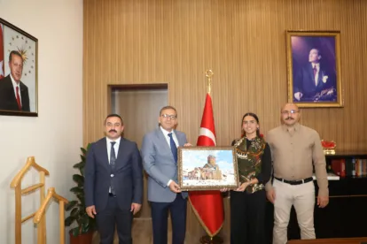 Tigran Honentz Kilisesi'ni konu alan tablo Vali Polat a Hediye Edildi