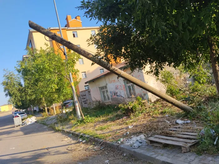 Kars'ta TELEKOM'a Ait Telefon Direği Devrildi, Mahalle Sakinleri Önlem Bekliyor
