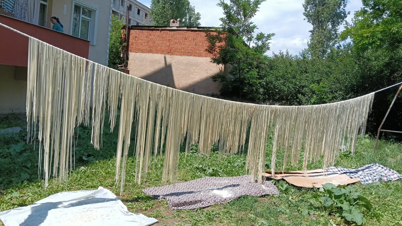 Kars'ta erişteler iplere dizildi