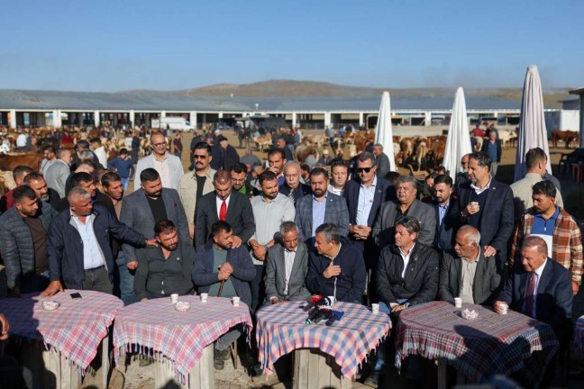 Özgür Özel, Kars Hayvan Pazarında Üreticileri Dinledi