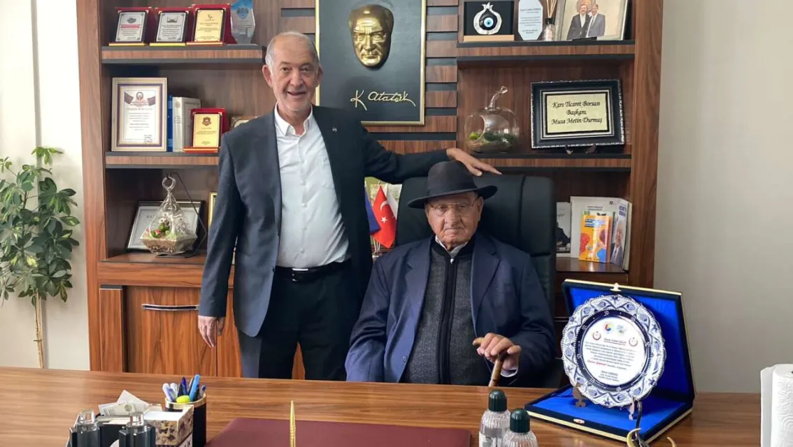 İsmet Çelik’e vefa plaketi verildi