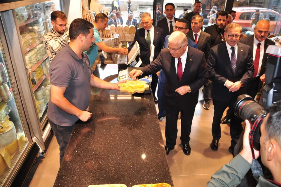 Bakan Güler, Kars Kaşarı Tattı, Çocuklara Oyuncak Dağıttı