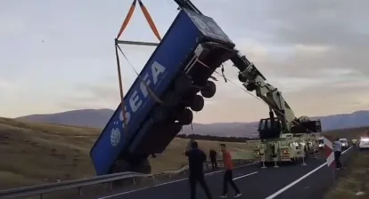 Yunanistan Uyruklu TIR Kars'ta Şarampole Devrildi: 1 Yaralı