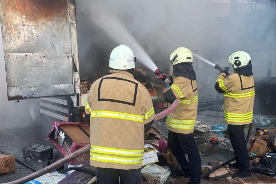 Ev Eşyası Yüklü TIR’ın Dorsesi Alev Alev Yandı