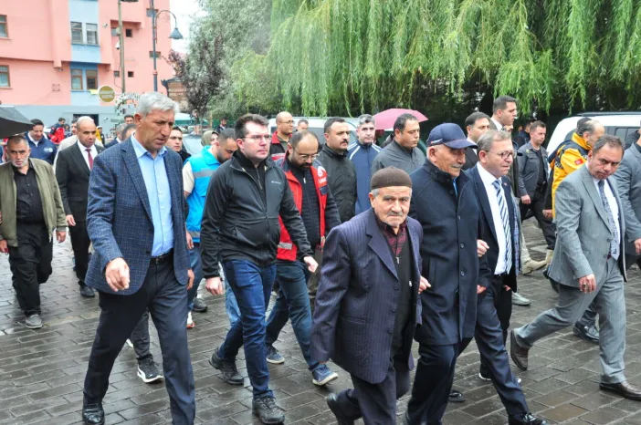 Kars’ta Yağmur Altında Sağlıklı Yaşam Yürüyüşü