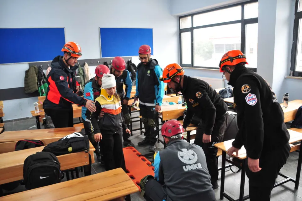 Kars’ta Ortaokul Öğrencilerine Gerçeği Aratmayan Deprem Tatbikatı