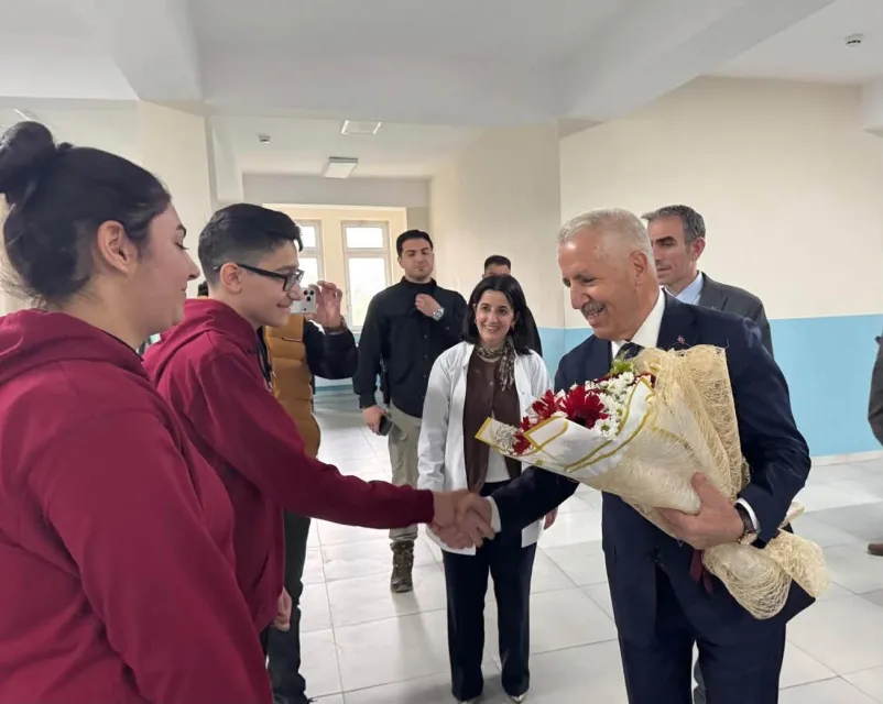 Ahmet Arslan’dan Kağızman Ahmet Arslan Fen Lisesi’ne Anlamlı Ziyaret