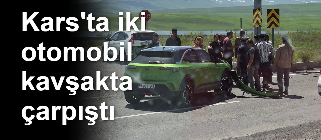 Kars'ta iki otomobil kavşakta çarpıştı